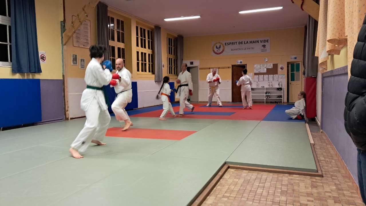 Basse Normandie karaté club de karaté esprit de la main vide condé sur noireau condé en normandie Valdallière Vassy Karaté Shotokan calvados vire Caen Flers orne familliale conviviale fjep rully