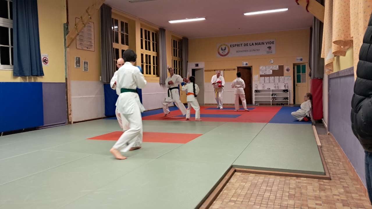 Basse Normandie karaté club de karaté esprit de la main vide condé sur noireau condé en normandie Valdallière Vassy Karaté Shotokan calvados vire Caen Flers orne familliale conviviale fjep rully