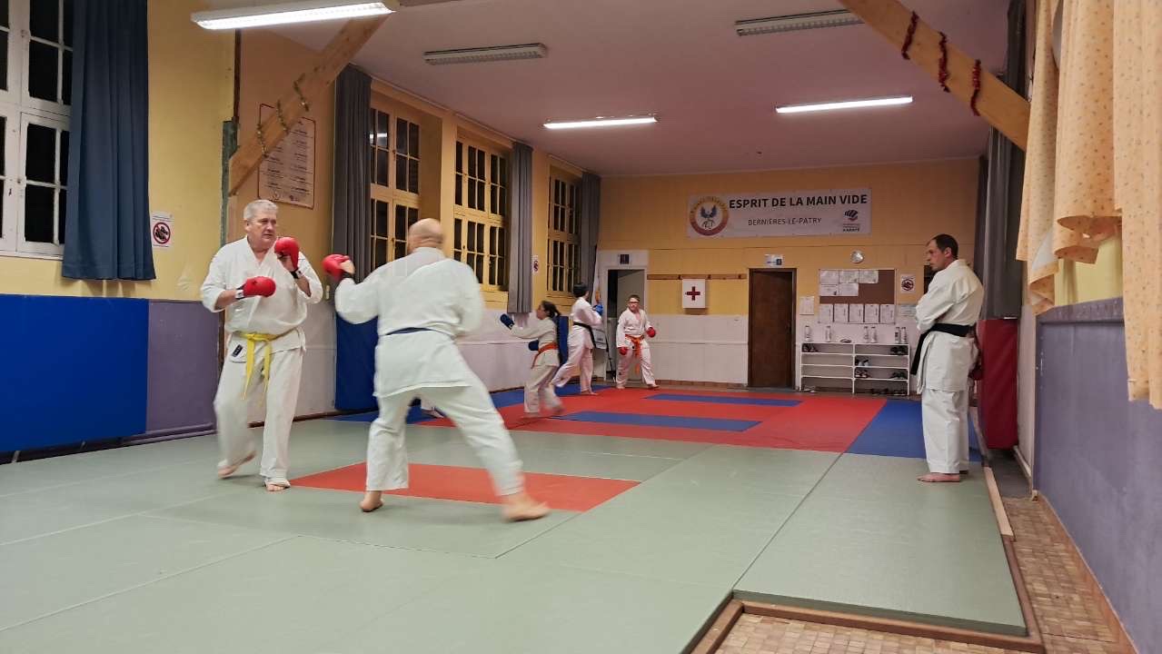 Basse Normandie karaté club de karaté esprit de la main vide condé sur noireau condé en normandie Valdallière Vassy Karaté Shotokan calvados vire Caen Flers orne familliale conviviale fjep rully