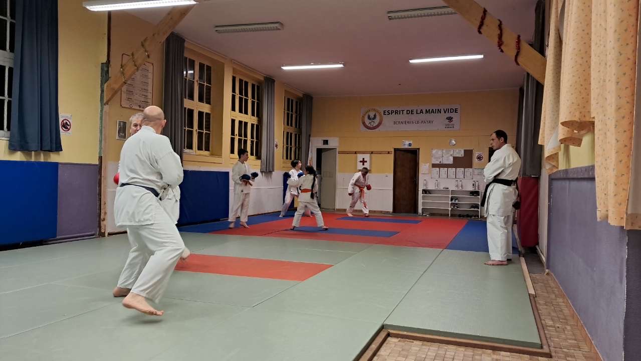 Basse Normandie karaté club de karaté esprit de la main vide condé sur noireau condé en normandie Valdallière Vassy Karaté Shotokan calvados vire Caen Flers orne familliale conviviale fjep rully