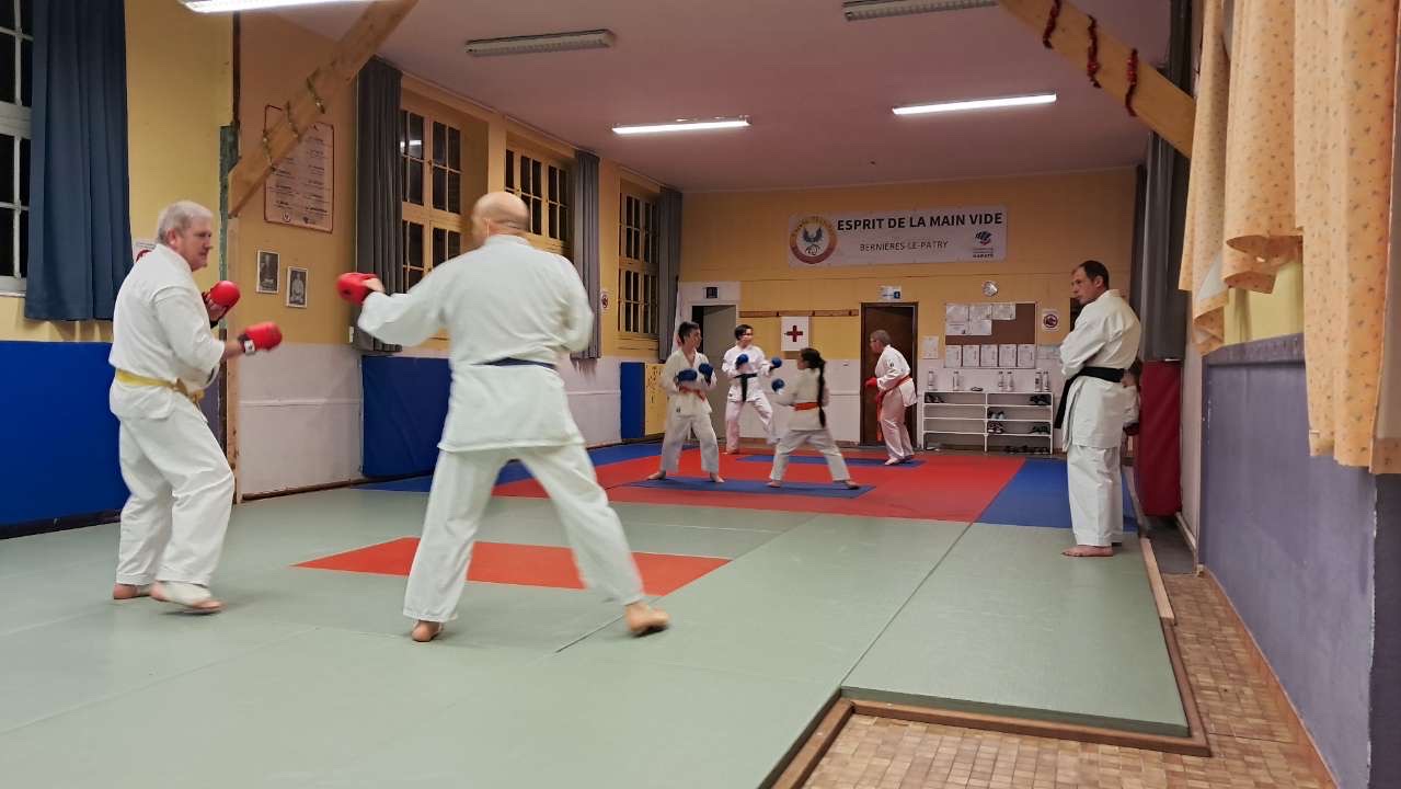 Basse Normandie karaté club de karaté esprit de la main vide condé sur noireau condé en normandie Valdallière Vassy Karaté Shotokan calvados vire Caen Flers orne familliale conviviale fjep rully