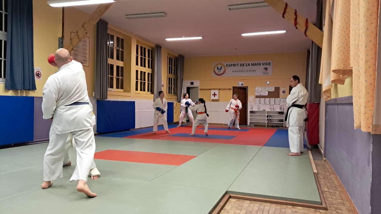 Basse Normandie karaté club de karaté esprit de la main vide condé sur noireau condé en normandie Valdallière Vassy Karaté Shotokan calvados vire Caen Flers orne familliale conviviale fjep rully