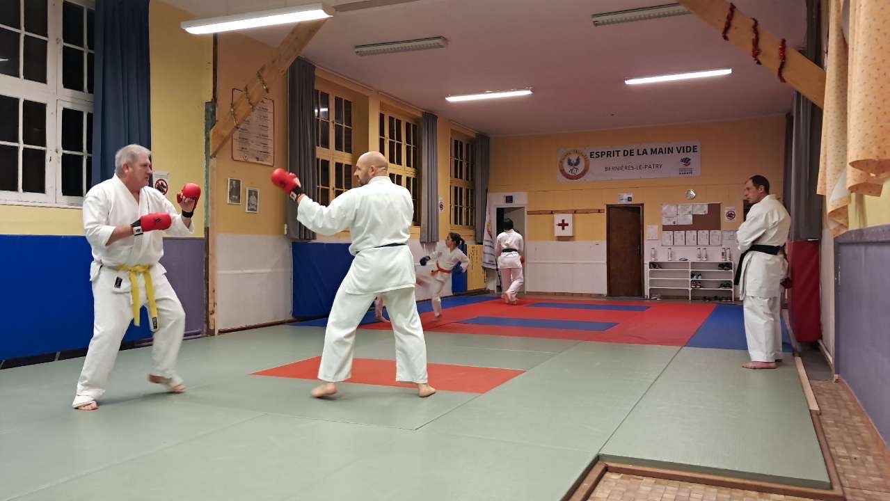 Basse Normandie karaté club de karaté esprit de la main vide condé sur noireau condé en normandie Valdallière Vassy Karaté Shotokan calvados vire Caen Flers orne familliale conviviale fjep rully