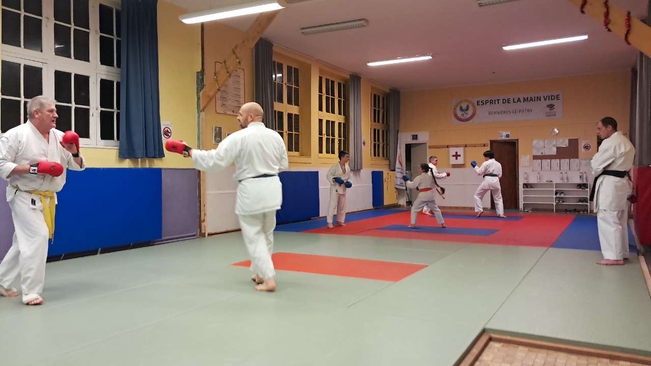 Basse Normandie karaté club de karaté esprit de la main vide condé sur noireau condé en normandie Valdallière Vassy Karaté Shotokan calvados vire Caen Flers orne familliale conviviale fjep rully