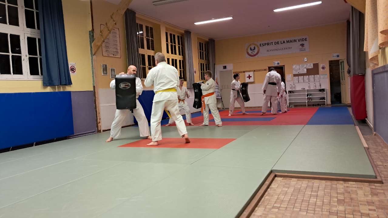 Basse Normandie karaté club de karaté esprit de la main vide condé sur noireau condé en normandie Valdallière Vassy Karaté Shotokan calvados vire Caen Flers orne familliale conviviale fjep rully