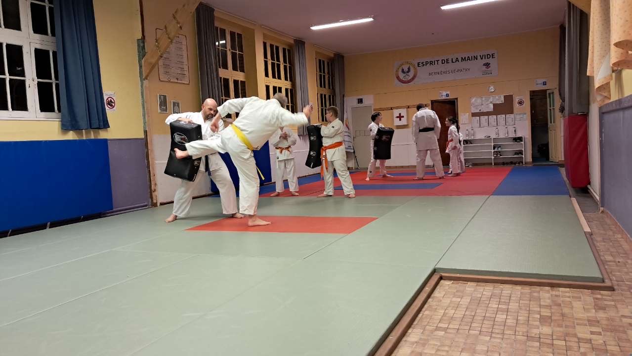 Basse Normandie karaté club de karaté esprit de la main vide condé sur noireau condé en normandie Valdallière Vassy Karaté Shotokan calvados vire Caen Flers orne familliale conviviale fjep rully