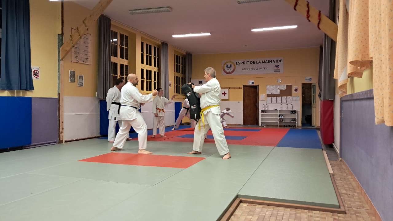 Basse Normandie karaté club de karaté esprit de la main vide condé sur noireau condé en normandie Valdallière Vassy Karaté Shotokan calvados vire Caen Flers orne familliale conviviale fjep rully