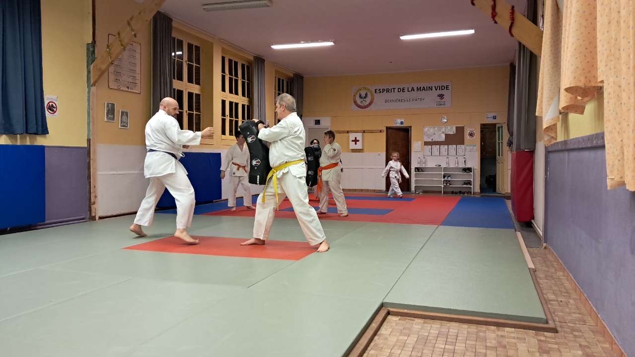 Basse Normandie karaté club de karaté esprit de la main vide condé sur noireau condé en normandie Valdallière Vassy Karaté Shotokan calvados vire Caen Flers orne familliale conviviale fjep rully