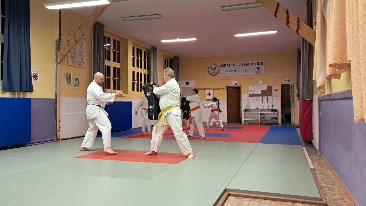 Basse Normandie karaté club de karaté esprit de la main vide condé sur noireau condé en normandie Valdallière Vassy Karaté Shotokan calvados vire Caen Flers orne familliale conviviale fjep rully