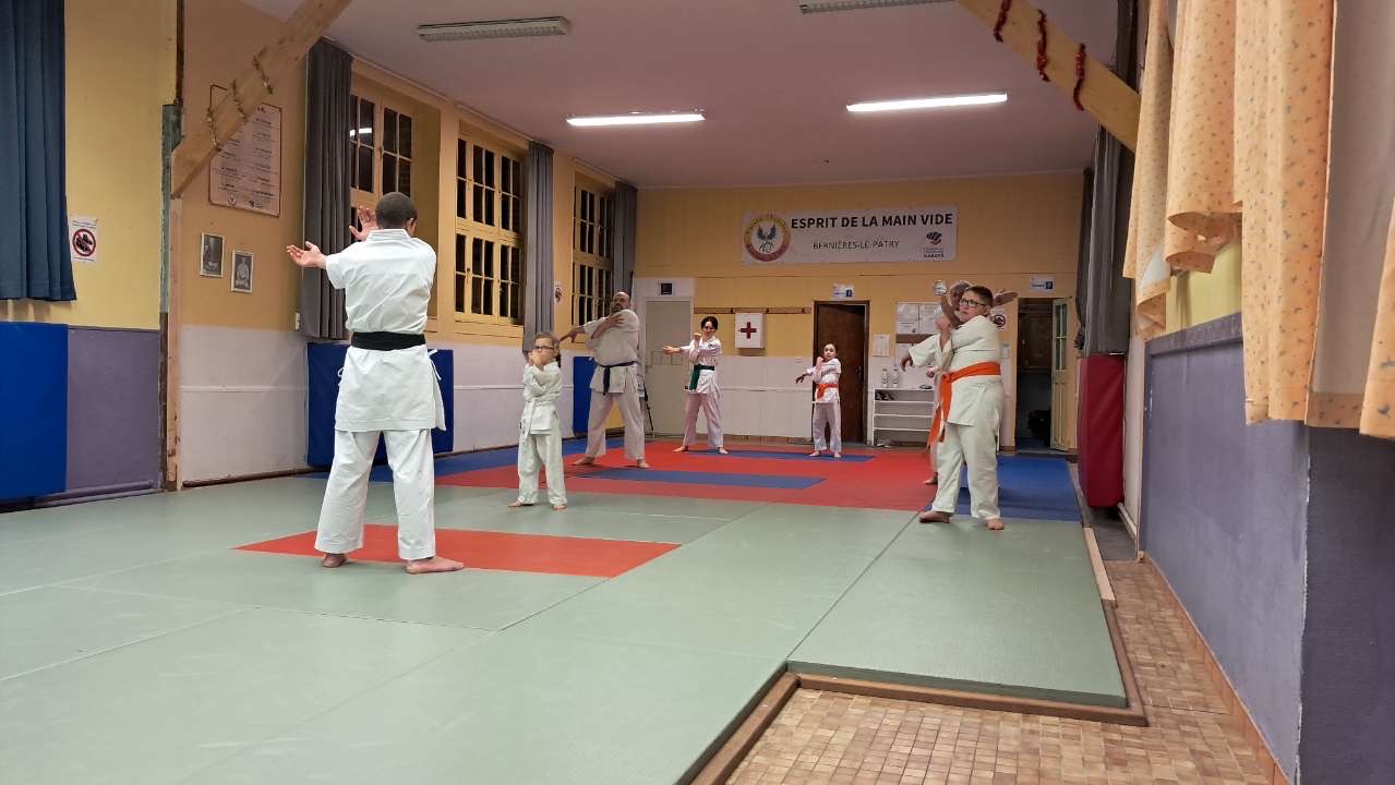 Basse Normandie karaté club de karaté esprit de la main vide condé sur noireau condé en normandie Valdallière Vassy Karaté Shotokan calvados vire Caen Flers orne familliale conviviale fjep rully