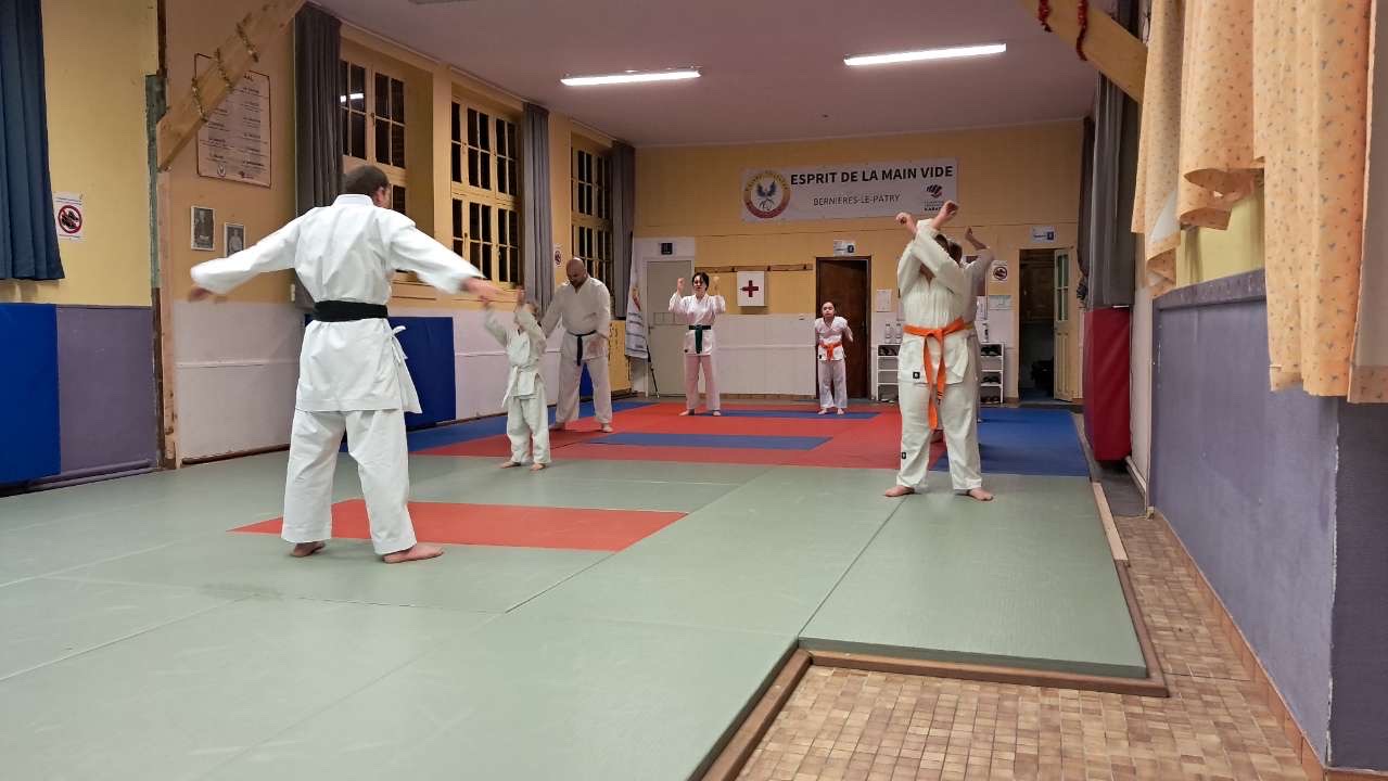 Basse Normandie karaté club de karaté esprit de la main vide condé sur noireau condé en normandie Valdallière Vassy Karaté Shotokan calvados vire Caen Flers orne familliale conviviale fjep rully