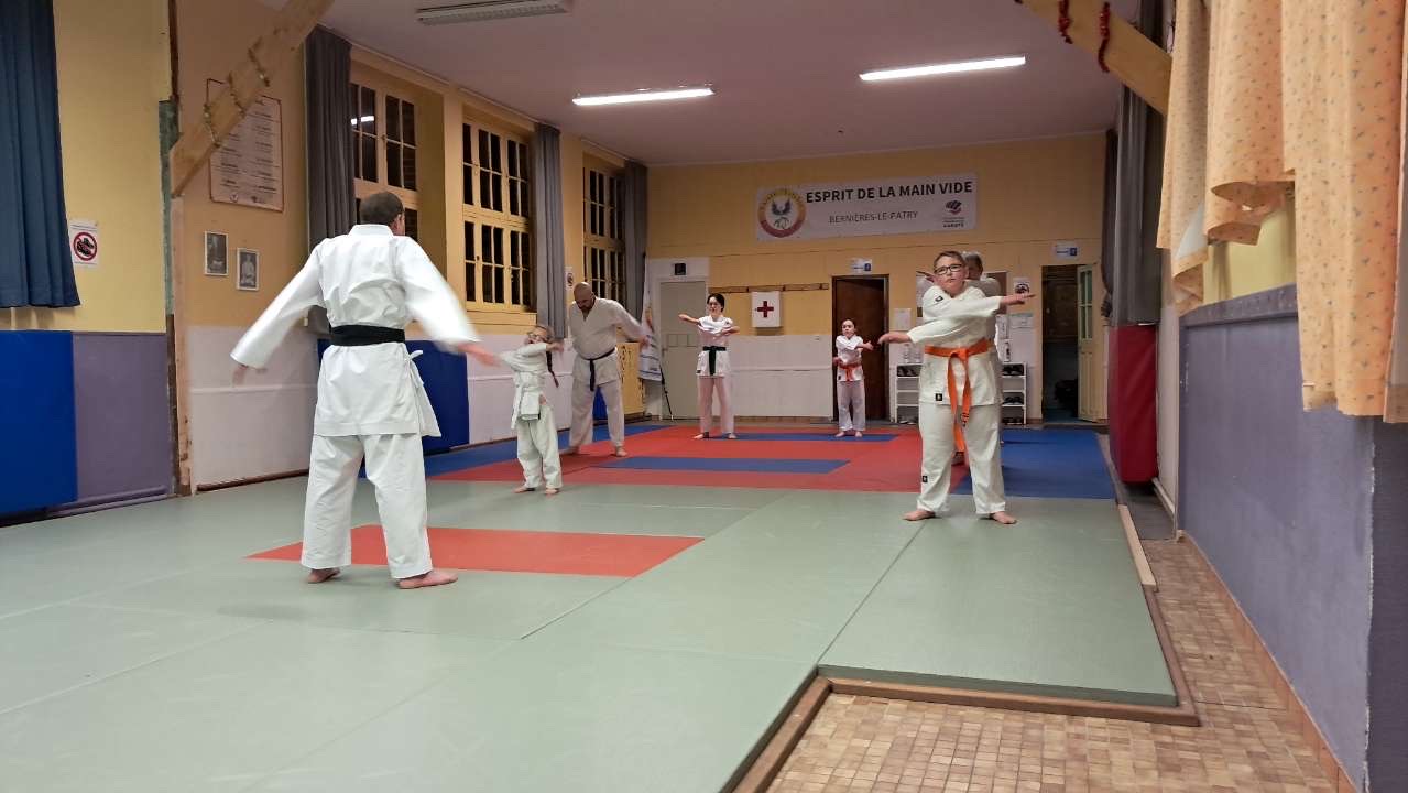 Basse Normandie karaté club de karaté esprit de la main vide condé sur noireau condé en normandie Valdallière Vassy Karaté Shotokan calvados vire Caen Flers orne familliale conviviale fjep rully