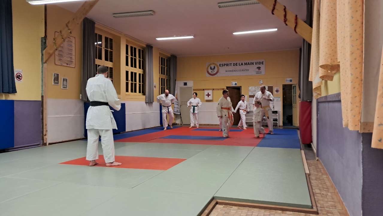 Basse Normandie karaté club de karaté esprit de la main vide condé sur noireau condé en normandie Valdallière Vassy Karaté Shotokan calvados vire Caen Flers orne familliale conviviale fjep rully