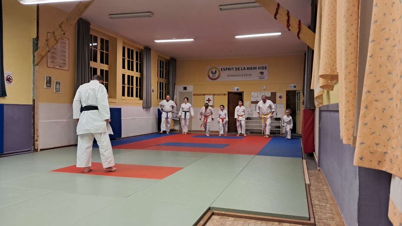 Basse Normandie karaté club de karaté esprit de la main vide condé sur noireau condé en normandie Valdallière Vassy Karaté Shotokan calvados vire Caen Flers orne familliale conviviale fjep rully