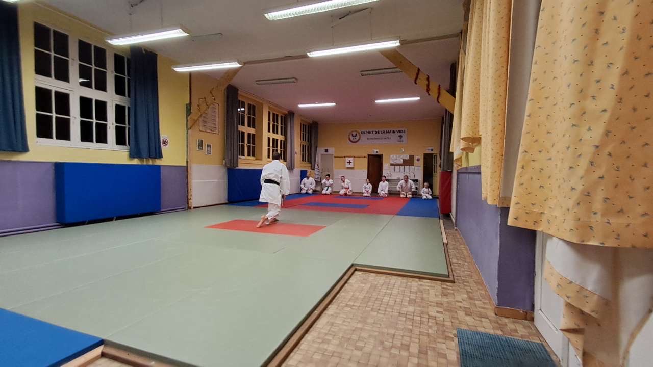 Basse Normandie karaté club de karaté esprit de la main vide condé sur noireau condé en normandie Valdallière Vassy Karaté Shotokan calvados vire Caen Flers orne familliale conviviale fjep rully